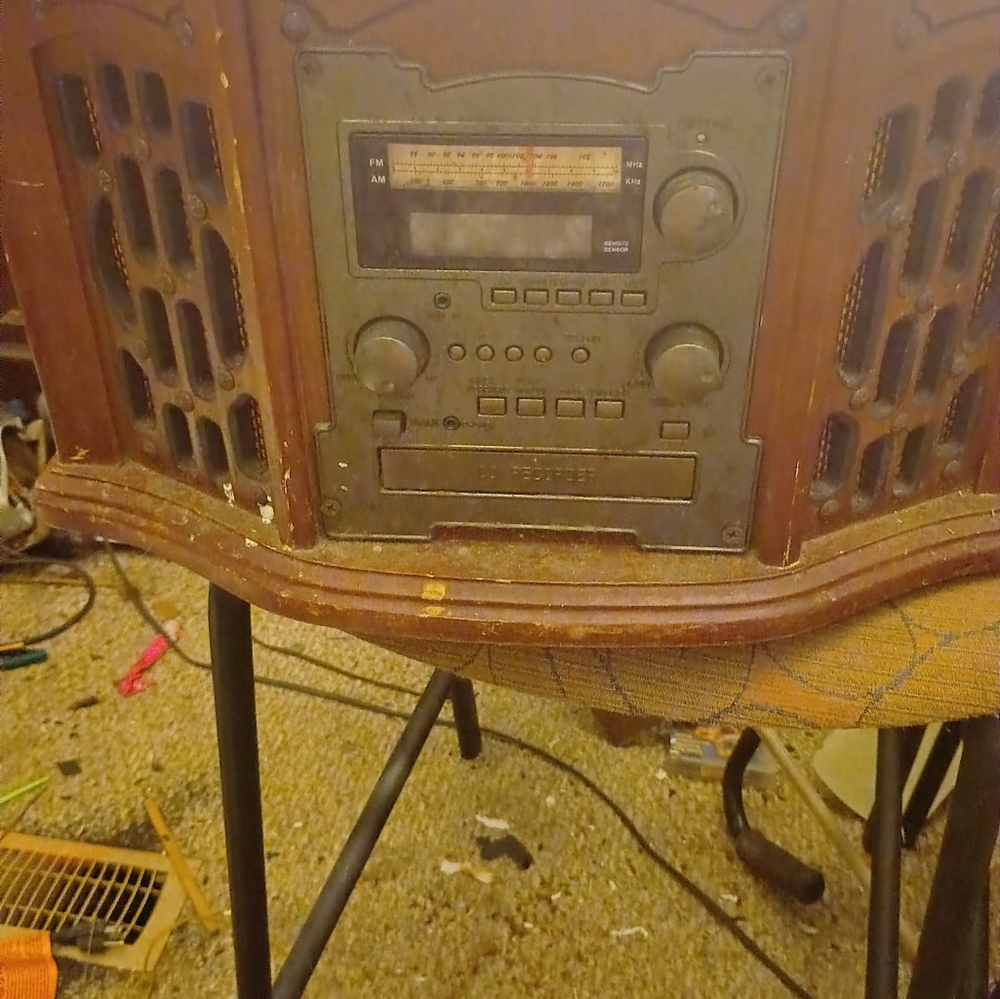 Vintage-Style Record Player Wooden Radio and CD Player